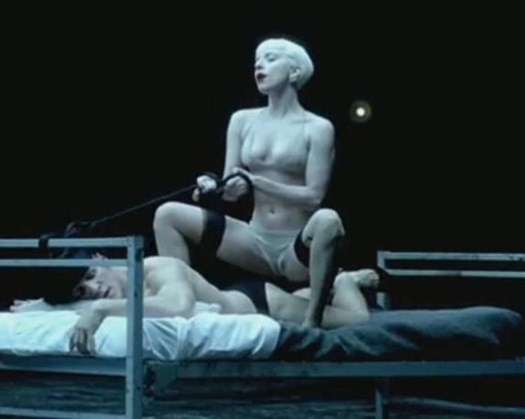 Un’immagine hard tratta dal  videoclip   del brano Alejandro